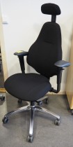 Kontorstol i sort stoff fra RH-stolen, modell Mereo 220, høy rygg, armlene og nakkepute, fotkryss i alu, pent  brukt