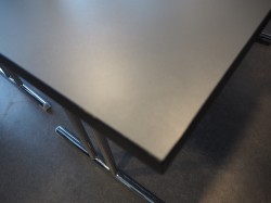 Konferansebord / klappbord fra Brunner, 140x70cm, mørk grå med sort kant / krom, pent brukt