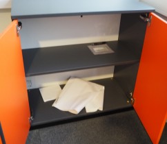 Skap fra Kinnarps i mørkt grått / orange, Space-serie, 80cm høyde, 2 permhøyder, pent brukt.