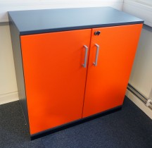 Skap fra Kinnarps i mørkt grått / orange, Space-serie, 80cm høyde, 2 permhøyder, pent brukt.