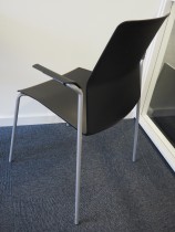 Konferansestol / stablestol i sort med armlene fra Kinnarps, modell Leia, pent brukt