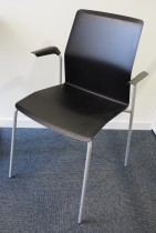 Konferansestol / stablestol i sort med armlene fra Kinnarps, modell Leia, pent brukt