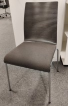 Konferansestol / stablestol i grå med sete i mørkt grått stoff / krom fra Brunner, modell Prime, pent brukt