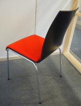 Konferansestol / stablestol i mørk grå med sete i rødt stoff / krom fra Brunner, modell Prime, pent brukt