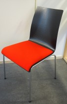 Konferansestol / stablestol i mørk grå med sete i rødt stoff / krom fra Brunner, modell Prime, pent brukt