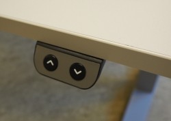 Skrivebord med elektrisk hevsenk i lys grå fra EFG, modell Rise, 160x80cm, pent brukt 2019-modell