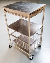 Lite trillebord / tralle / anretningsbord i rustfritt stål, 54,5x41,5cm, 2 hylleplan, 2 skuffer, pent brukt