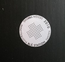 Sittebenk i sortlakkert finer fra Blå Station, modell Söndag, bredde 120cm, brukt med noe slitasje