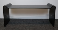 Sittebenk i sortlakkert finer fra Blå Station, modell Söndag, bredde 120cm, brukt med noe slitasje