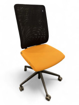 Kontorstol i orange stoff / sort mesh fra Brunner, modell Too2.0, pent brukt