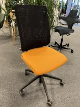 Kontorstol i orange stoff / sort mesh fra Brunner, modell Too2.0, pent brukt