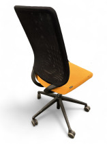 Kontorstol i orange stoff / sort mesh fra Brunner, modell Too2.0, pent brukt