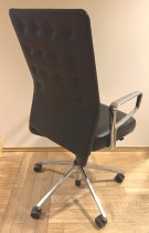 Kontorstol fra Vitra, modell ID Trim, sort skinn, polert aluminium kryss, armlener i polert aluminium, Design: A. Citterio, pent brukt