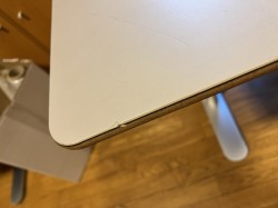 Skrivebord i lyst grått / aluminium fra Montana DJOB, 120x80cm, brukt med noe slitasje