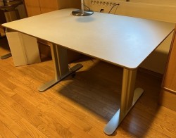 Skrivebord i lyst grått / aluminium fra Montana DJOB, 120x80cm, brukt med noe slitasje