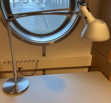 Skrivebordslampe i aluminium fra Lumina, modell Naomi, med bordfot, E27, pent brukt