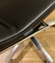 Kontorstol i sort skinn / sort mesh fra Wilkhahn, modell Modus, pent brukt