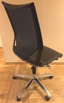 Kontorstol i sort skinn / sort mesh fra Wilkhahn, modell Modus, pent brukt