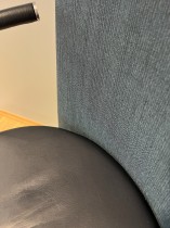 Konferansestol i blått skinn / blått stoff fra Erik Jørgensen, modell Partner, pent brukt