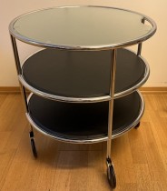Loungebord / serveringstralle fra Lammhults, Chicago, i frostet glass / sort / krom, Ø=54cm, høyde 57cm, pent brukt
