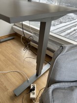 Skrivebord med elektrisk hevsenk i grått / grå fra EFG, 140x80cm, pent brukt