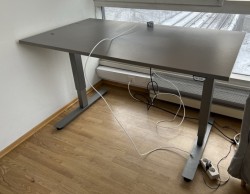 Skrivebord med elektrisk hevsenk i grått / grå fra EFG, 140x80cm, pent brukt