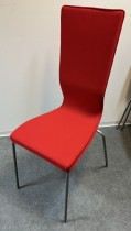 Konferansestol fra EFG HovDokka i rødt stoff, grå ben, høy rygg. modell GRAF, pent brukt