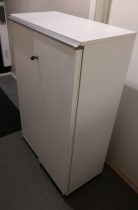 Kinnarps E-serie skap med skyvedører i hvitt, 3 permhøyder, bredde 80cm, høyde 125cm, pent brukt