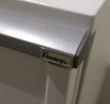 Kinnarps E-serie skap med skyvedører i hvitt, 3 permhøyder, bredde 80cm, høyde 125cm, pent brukt
