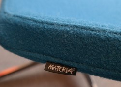 Loungestol fra Materia, modell Bone, blått ullstoff, krom understell med sving, pent brukt