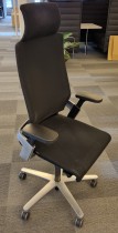 Kontorstol i sort stoff fra Wilkhahn, modell ON office chair med nakkepute, pent brukt