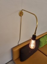 Vegglampe fra Menu, modell Warren i messing, design: Soren Rose Studio, pent brukt