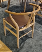 Y-stolen / CH24 fra Carl Hansen & Søn, Design: Wegner, såpet eik med pute i brunt skinn, pent brukt