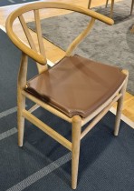 Y-stolen / CH24 fra Carl Hansen & Søn, Design: Wegner, såpet eik med pute i brunt skinn, pent brukt