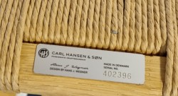 Y-stolen / CH24 fra Carl Hansen & Søn, Design: Wegner, såpet eik med pute i brunt skinn, pent brukt