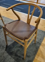 Y-stolen / CH24 fra Carl Hansen & Søn, Design: Wegner, såpet eik med pute i brunt skinn, pent brukt