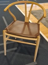 Y-stolen / CH24 fra Carl Hansen & Søn, Design: Wegner, såpet eik med pute i brunt skinn, pent brukt