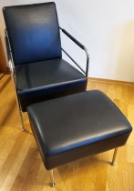 Lammhults Cinema Lenestol / loungestol med ottoman i sort skinn / krom, pent brukt