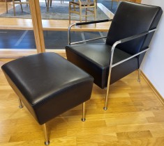 Lammhults Cinema Lenestol / loungestol med ottoman i sort skinn / krom, pent brukt