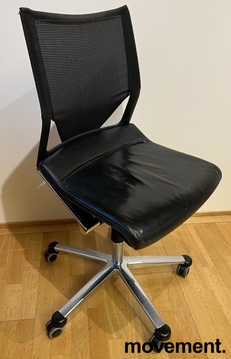 Solgt!Kontorstol i sort skinn / sort mesh - 1 / 2