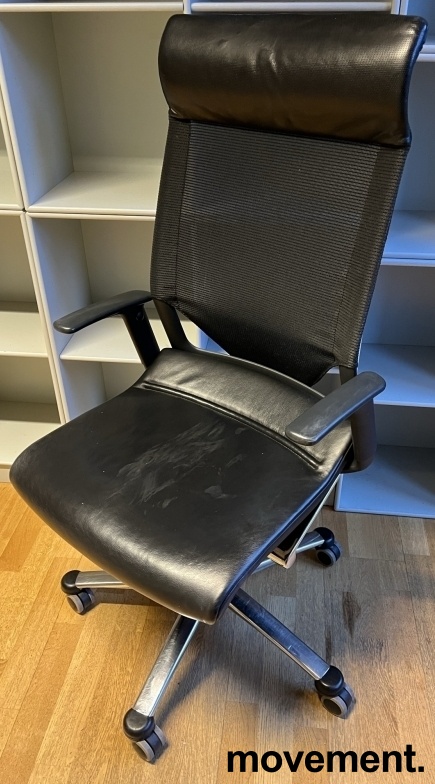 Solgt!Kontorstol i sort skinn / sort mesh - 1 / 2