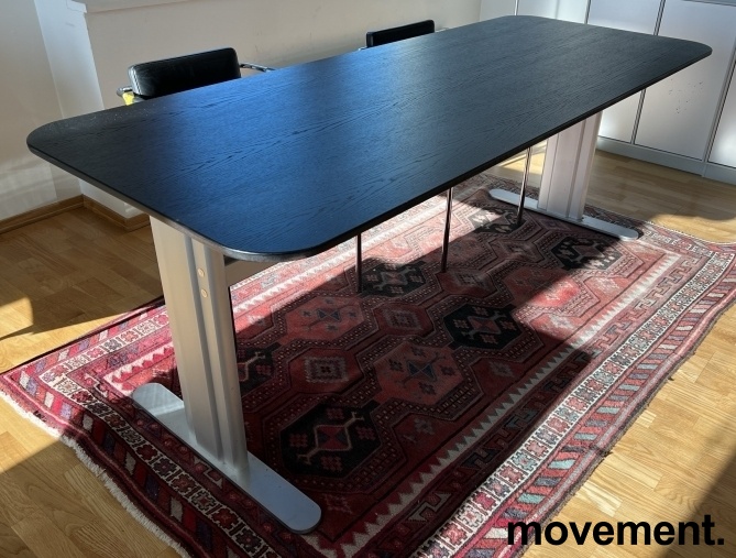 Solgt!Møtebord i sort eik / alu fra - 1 / 3