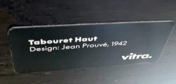 Barstol: Tabouret Hout 78cm fra Vitra i brunbeiset eik, design: Jean Prouvé, pent brukt