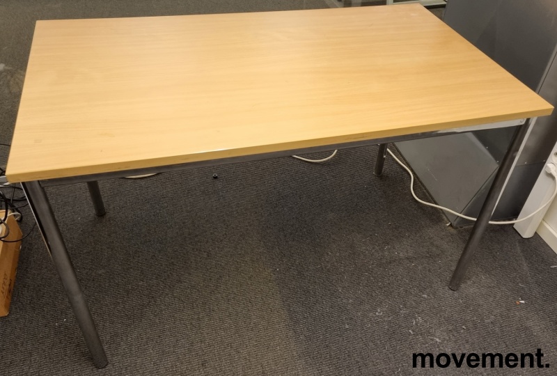 Solgt!Enkelt skrivebord i bøkelaminat / - 1 / 2
