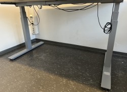 Understell for skrivebord med elektrisk hevsenk fra Cube Design, teleskop, passer plater 140cm og større, pent brukt