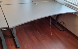 Elektrisk hevsenk skrivebord i grått fra EFG, 180x90cm med innsving, pent brukt