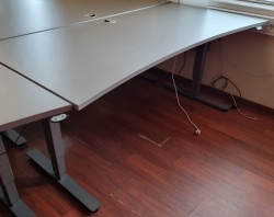 Elektrisk hevsenk skrivebord i grått fra EFG, 180x90cm med innsving, pent brukt