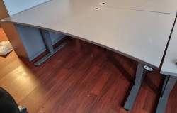 Elektrisk hevsenk skrivebord i grått fra EFG, 180x90cm med innsving, pent brukt