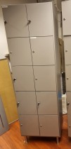 Lukeskap i grått med 10 dører, personlig skap, 60,5cm bredde, 193,5cm høyde, pent brukt