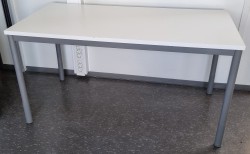 Skrivebord / kursbord fra EFG, 140x70cm, hvit plate, grå ben med sarg, pent brukt